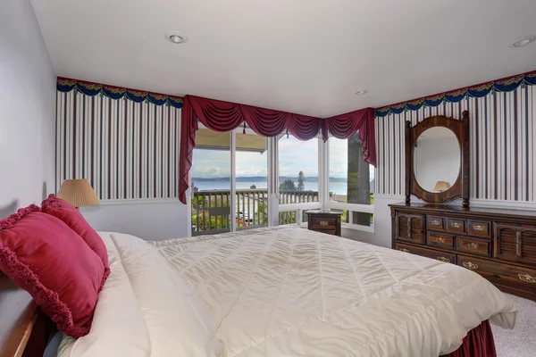 Élégant intérieur de chambre avec literie blanche et oreillers rouges — Photo