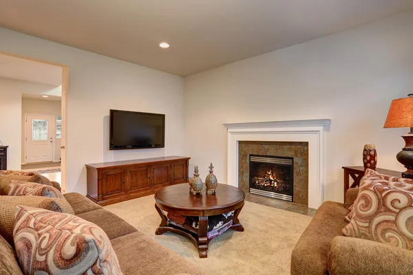 Klasik coklat dan putih ruang tamu interior dengan lantai karpet . — Stok Foto