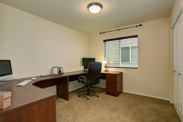 Confortable intérieur de bureau à domicile avec grand bureau brun et plancher de tapis . — Photo