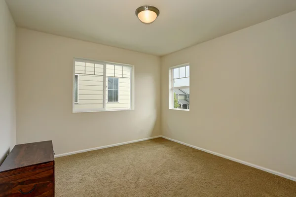 Habitación vacía en tonos suaves con suelo de alfombra y dos ventanas — Foto de Stock