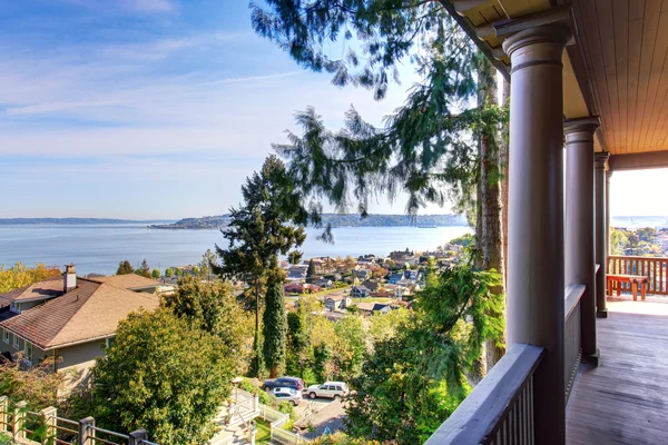 Vue imprenable sur l'eau depuis le balcon de la maison en brique de luxe . — Photo