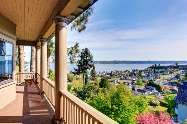 Geweldig uitzicht op het water vanaf het balkon van luxe bakstenen huis. — Stockfoto