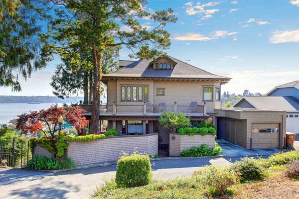 Beige bakstenen huis met tegel dak en mooie Curb Appeal. — Stockfoto