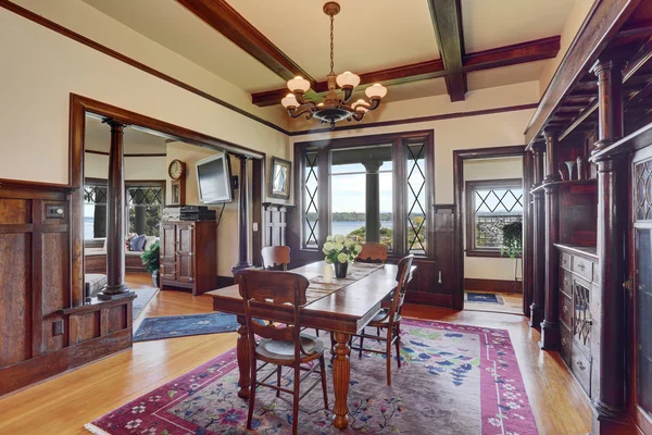 Antique style dining room interior with fresh flowers on the table. — Stock Photo, Image