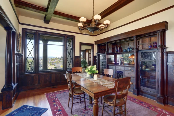 Antique style dining room interior with fresh flowers on the table. — Stock Photo, Image