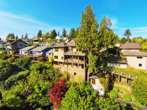 Prachtig uitzicht vanaf het balkon van groot huis. — Stockfoto