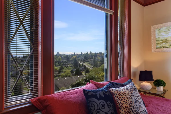 Hermosa vista panorámica de la ciudad desde la ventana . — Foto de Stock