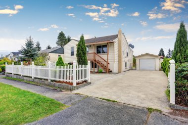 Garaj ve driveway ile Amerikan bungalov tarzı evin Dış