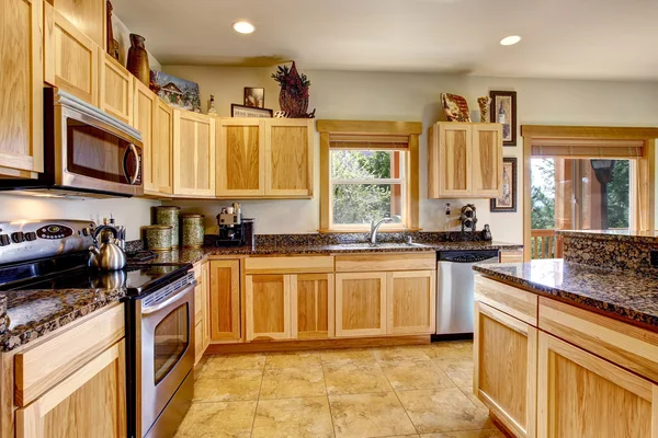 Interior kamar dapur yang dihiasi dengan indah dengan lemari modern dan lantai ubin — Stok Foto