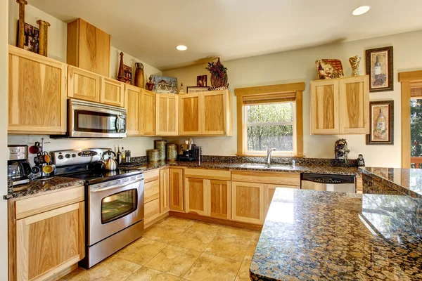 Quarto de cozinha bem decorado interior com armários modernos e piso de azulejos — Fotografia de Stock