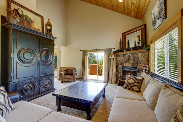 Cozy living room with high wooden vaulted ceiling and carpet floor. — Stock Photo, Image