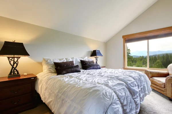 Nice upstairs bedroom with vaulted ceiling and carpet floor. — Stock Photo, Image