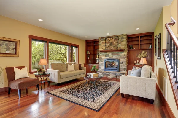 Ruangan keluarga dalam gaya antik dengan perapian desain batu alami dan set sofa tua . — Stok Foto