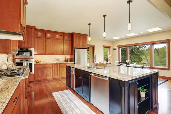 Área de cozinha com plano de piso aberto, vista da sala de jantar — Fotografia de Stock