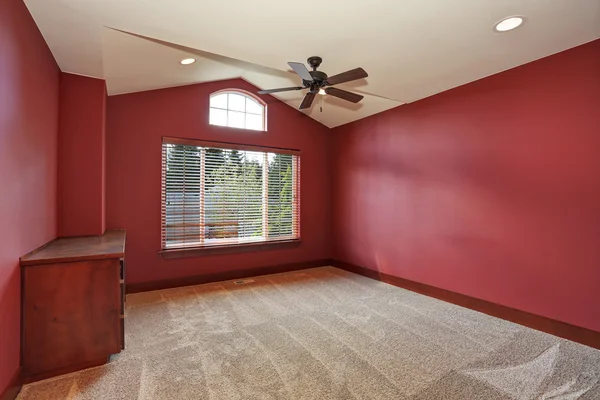 Roter leerer Raum mit gewölbter Decke. — Stockfoto