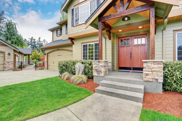 View of house entrance with stone column trim and double doors — Stock Photo, Image