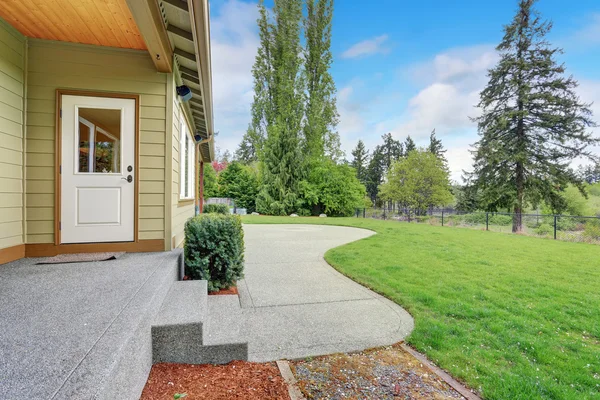 Kleine leere überdachte Veranda mit Blick auf Hinterhof-Landschaft — Stockfoto