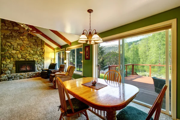 Grand salon et salle à manger intérieur dans une maison de campagne américaine . — Photo