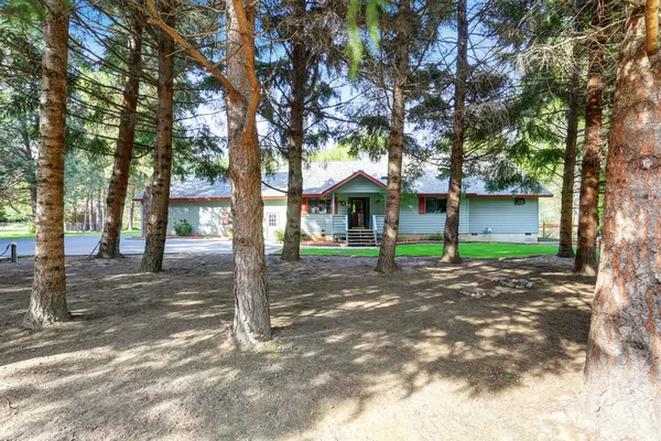 Maison de campagne américaine extérieure avec large allée en asphalte  . — Photo