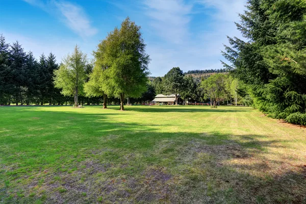 Casa de campo americana con impresionante paisaje patio trasero —  Fotos de Stock