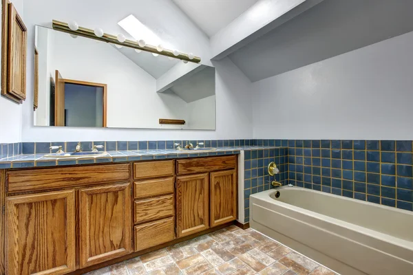 Bright bathroom with vaulted ceiling and blue tile wall trim — Stock Photo, Image