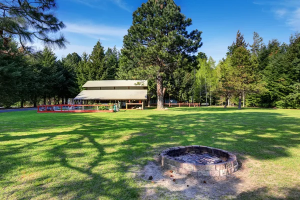 Casa de campo americana con impresionante paisaje patio trasero — Foto de Stock