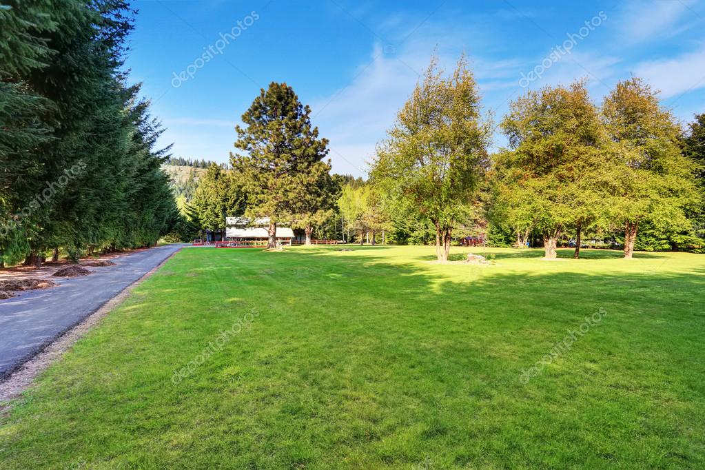 Amerikanisches Landhaus außen mit asphaltierter Einfahrt