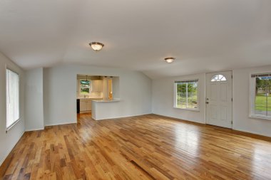 Boş koridor iç beyaz giriş kapısı ile 