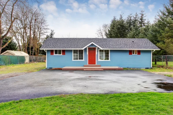 Simples uma casa de história exterior com acabamento azul e vermelho — Fotografia de Stock