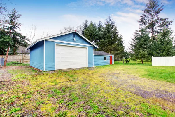 Aparte garage met blauwe trim en witte deur — Stockfoto