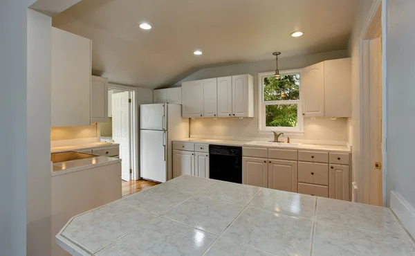 Witte lege eenvoudige oude keuken interieur in Amerikaanse historische Guest house. — Stockfoto