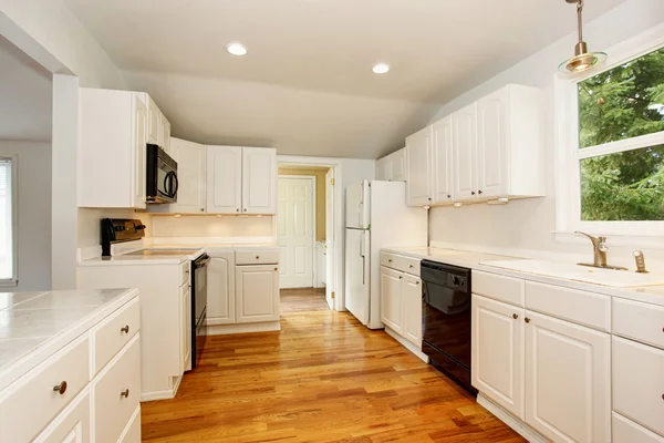 Blanc vide simple vieille cuisine intérieur dans la maison historique américaine . — Photo