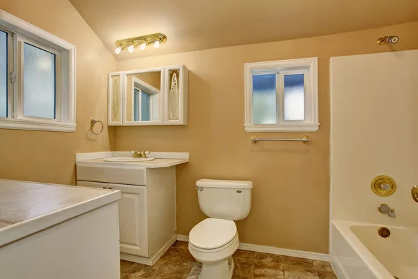 Toaletten interiör med beiga väggar. Uppfriskande vit fåfänga Skåp — Stockfoto
