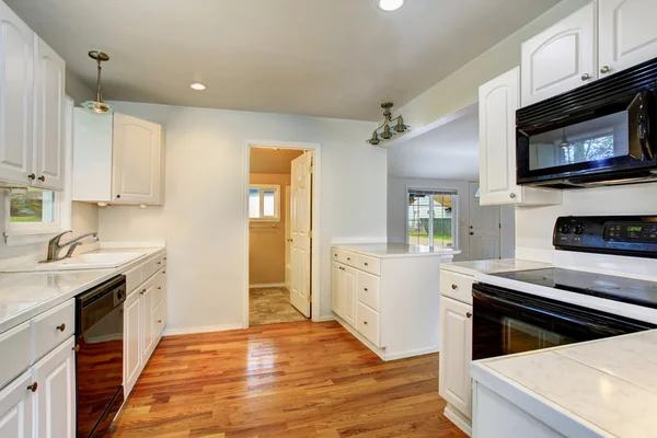 Witte lege eenvoudige oude keuken interieur in Amerikaanse historische Guest house. — Stockfoto