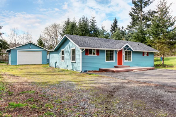 Enkelt en berättelse hus exteriör med blått och rött trim — Stockfoto