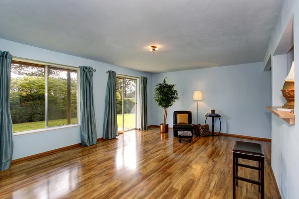 Interior de la sala de estar sin terminar con paredes azules y cortinas azules . — Foto de Stock