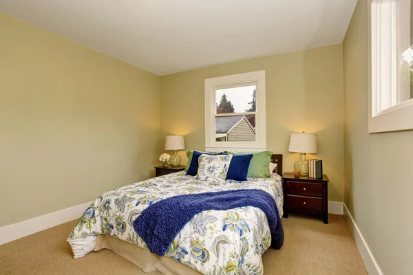 Bedroom interior with carpet floor and deep brown furniture — Stock Photo, Image