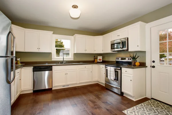 Белая пустая простая старая кухонная комната в американском историческом доме . — стоковое фото