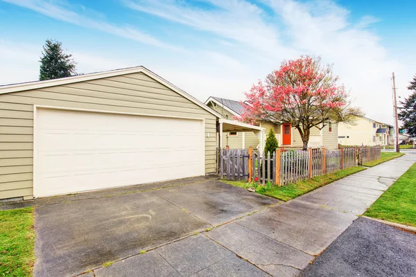 Separate garage with driveway — Stock Photo, Image