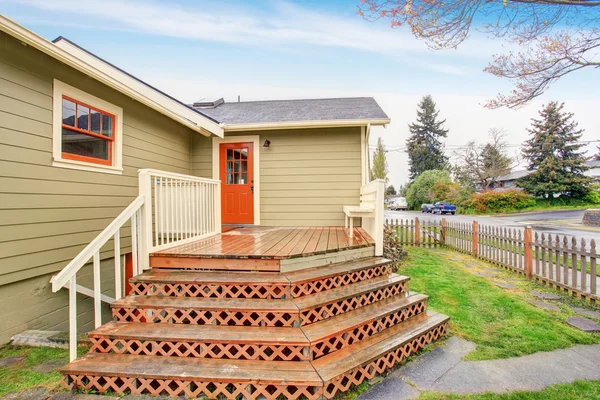 Velha pequena casa americana verde com varanda . — Fotografia de Stock