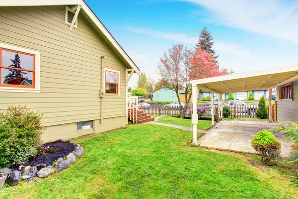 Old one story house with patio and fenced backyard — Stock Photo, Image