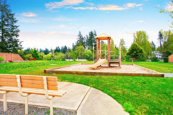 Hinterhofbereich mit Holz-Spielset für Kinder mit Schaukeln und Rutschen — Stockfoto