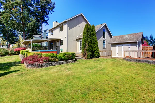 Back yard house exterior with covered patio area — Stock Photo, Image