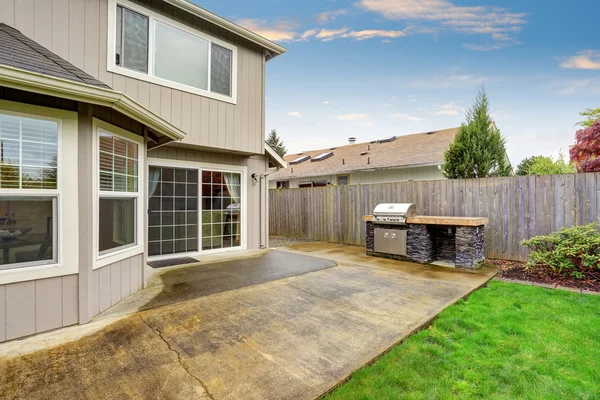 Gemütliche Terrassenfläche mit Betonboden und Grill. — Stockfoto