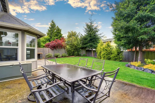 Accogliente patio con pavimento di cemento e tavolo . — Foto Stock