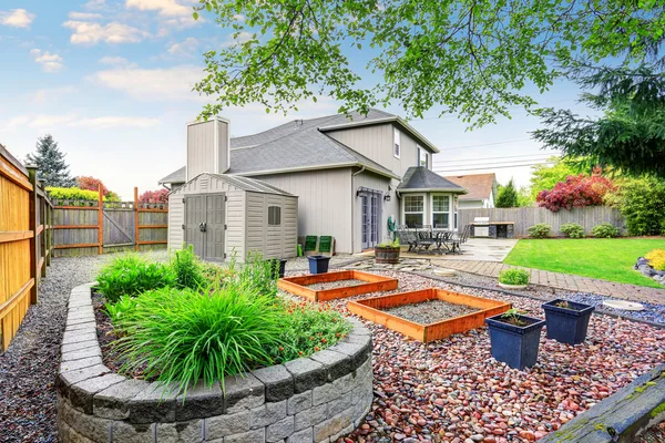 Acogedora zona de patio con suelo de hormigón y mesa . — Foto de Stock