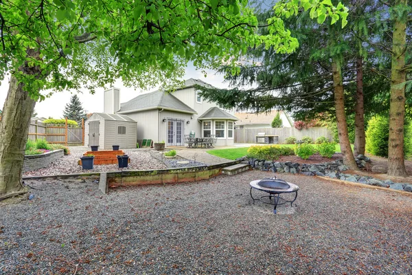 Gran patio trasero con hermoso paisaje y hoyo de fuego . — Foto de Stock