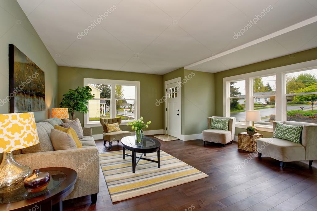 Woonkamer interieur met groene muren hardhouten vloer en tapijt ... Woonkamer interieur met groene muren hardhouten vloer en tapijt ...