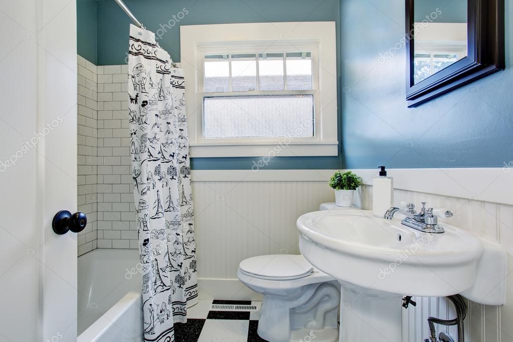 Ljust badrum inredning och design med blå väggar — Stockfotografi