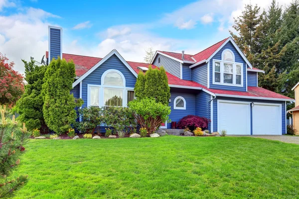 Bonito curb apelo com tinta exterior azul e telhado vermelho . — Fotografia de Stock